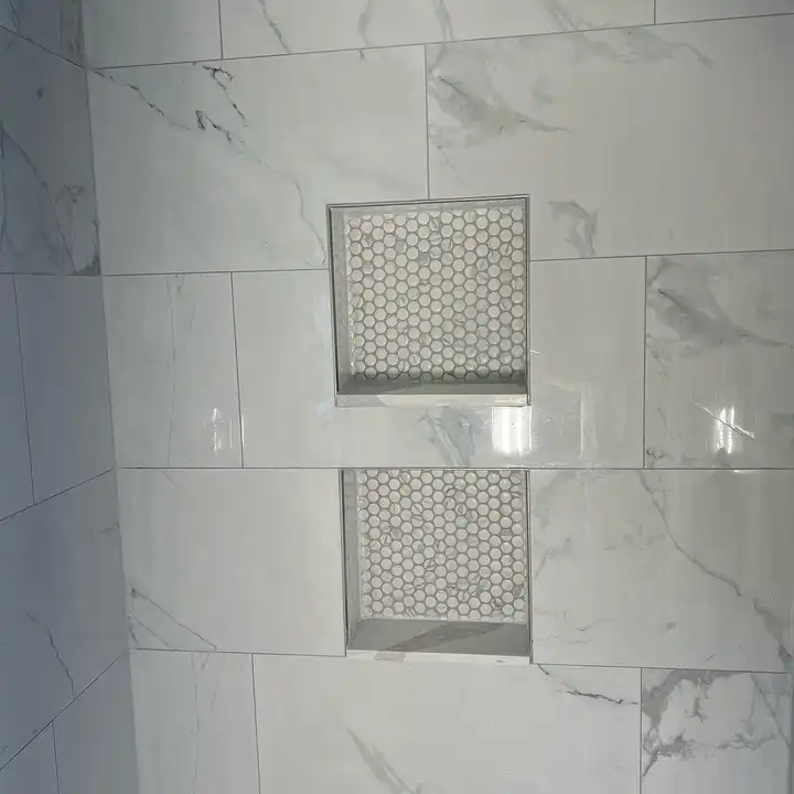 Double recessed niche with a hexagon mosaic back in marble-look wall tile